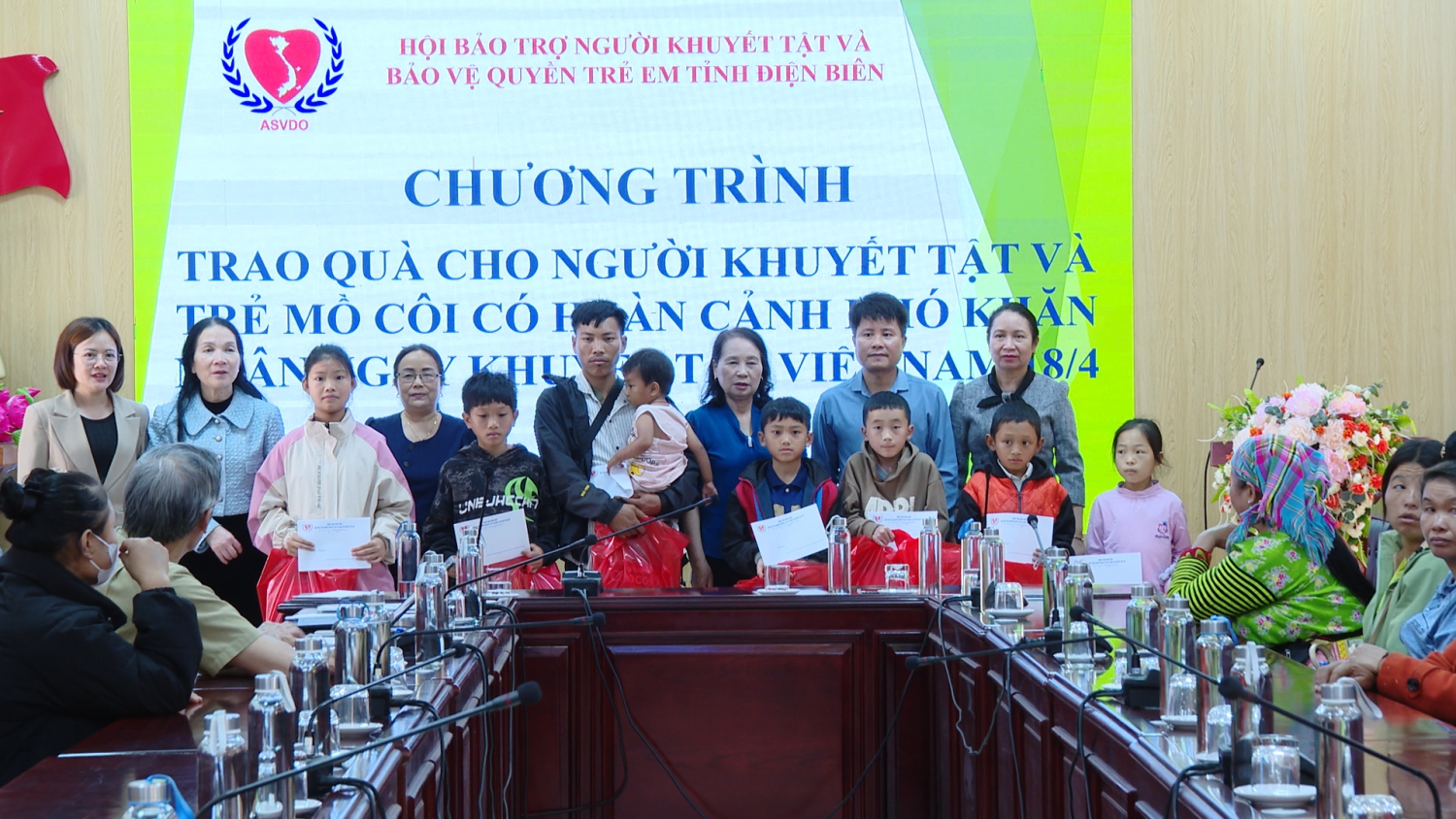 Bà Phạm Thị Vịnh Chủ tịch Hội Bảo trợ người khuyết tật và bảo vệ quyền trẻ em tỉnh Đồng chí Trần Bình Trọng UVBTV, Phó Chủ tịch HĐND huyện trao quà cho trẻ mồ côi