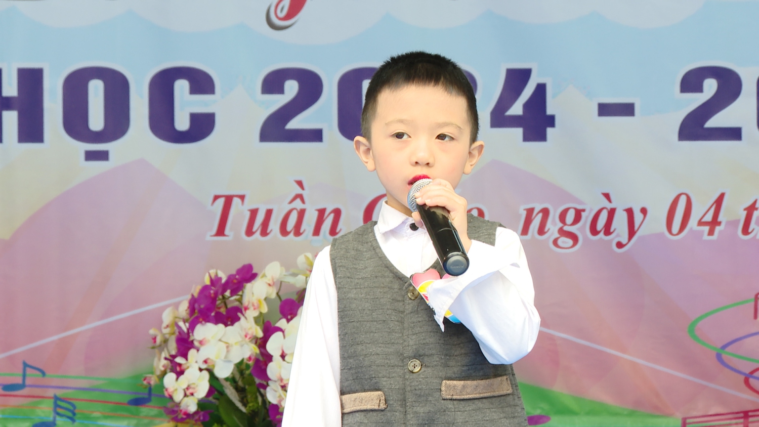 Bé Lò Minh Khôi Trường MN thị trấn hưa quyết tâm
