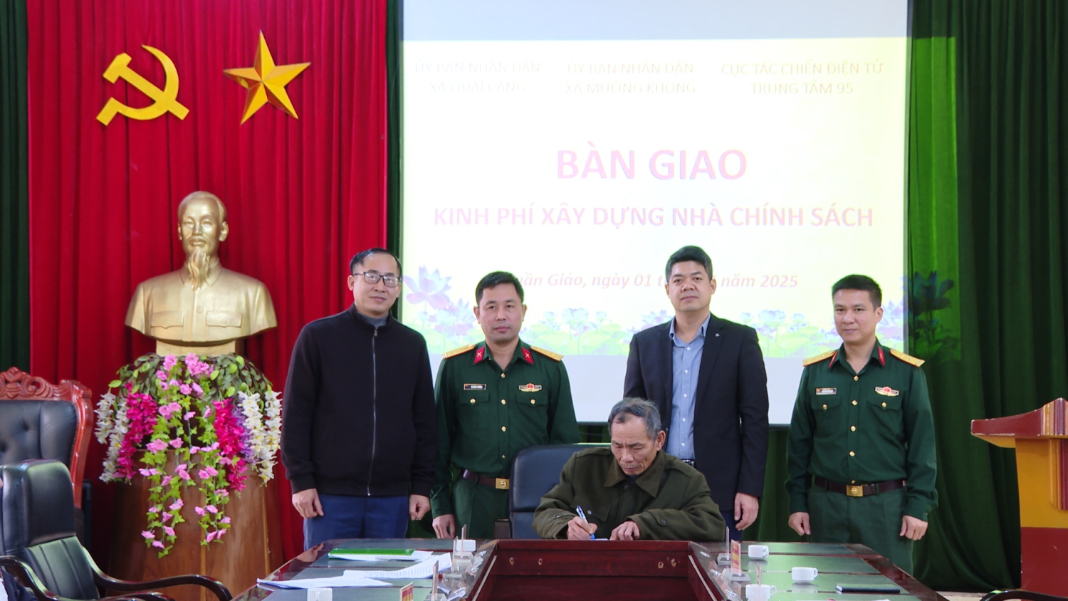 Các đơn vị ký biên bản bàn giao tiền hỗ trợ xây nhà tình nghĩa cho gia đình chính sách xã Quài Cang