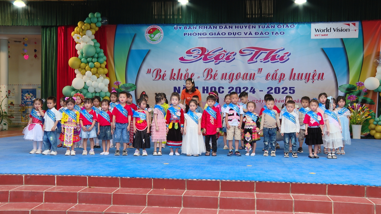 Đại diện Chương trình vùng Tuần Giáo trao giải ba cho các cháu hóc sinh