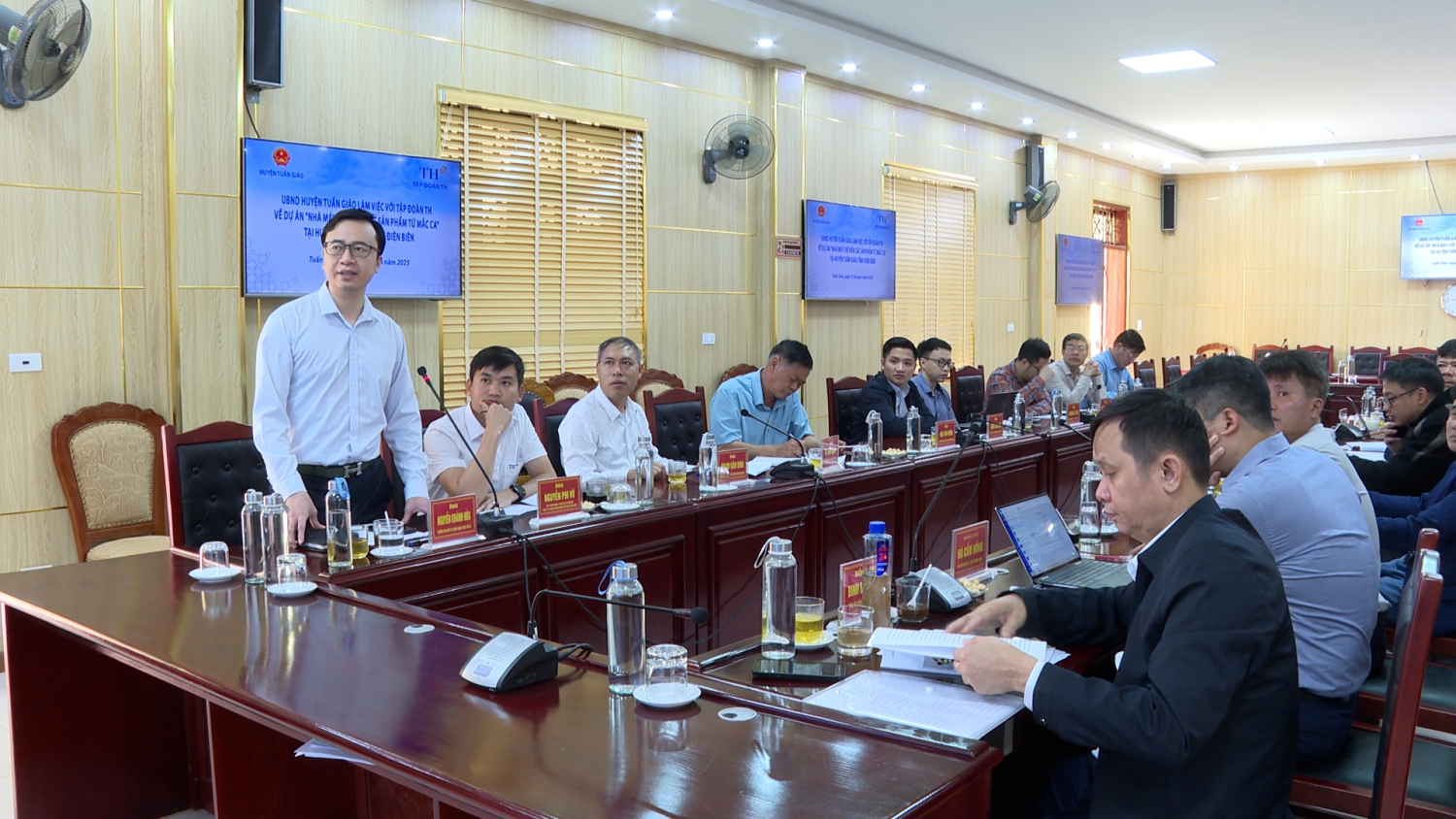 đại diện tập đoàn TH báo cáo về dự án nhà máy chế biến các sản phẩm mấc ca