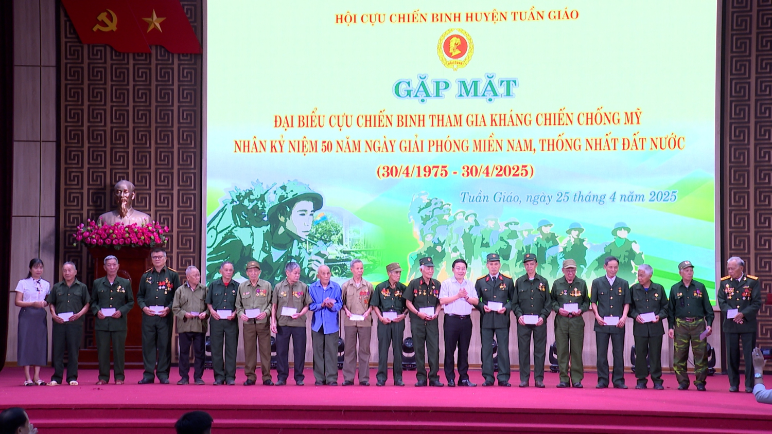 ĐC GIÀNG A DẾ VÀ ĐC LƯỜNG THỊ NHUNG TẶNG QUÀ CHO CCB LÀ THƯƠNG BINH, NHIỄM CHẤT ĐỘC DA CAM TRONG KHÁNG CHIẾN CHỐNG MỸ