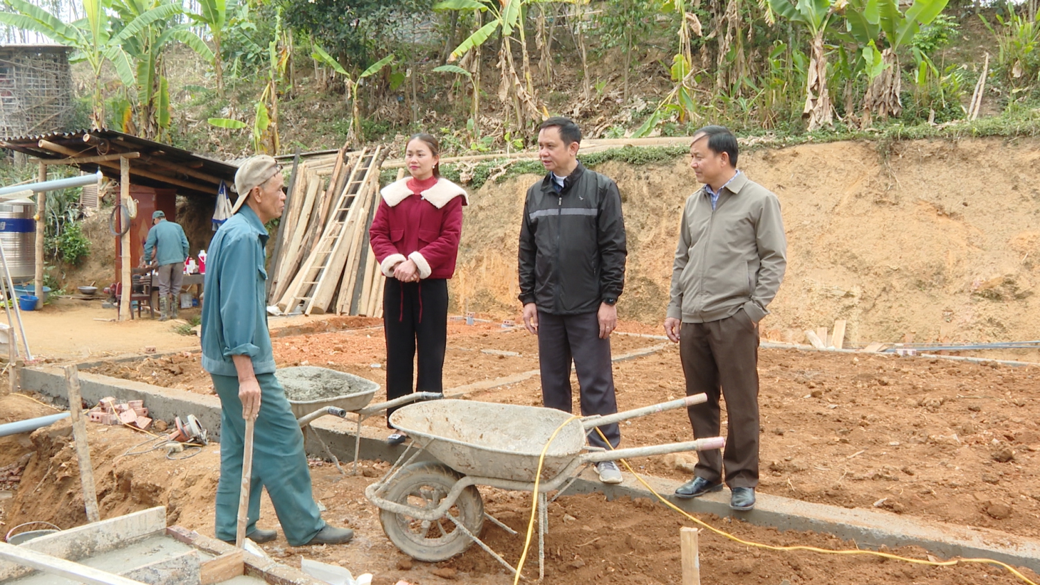 Đoàn công tác kiểm tra tại bản Chiềng Chung