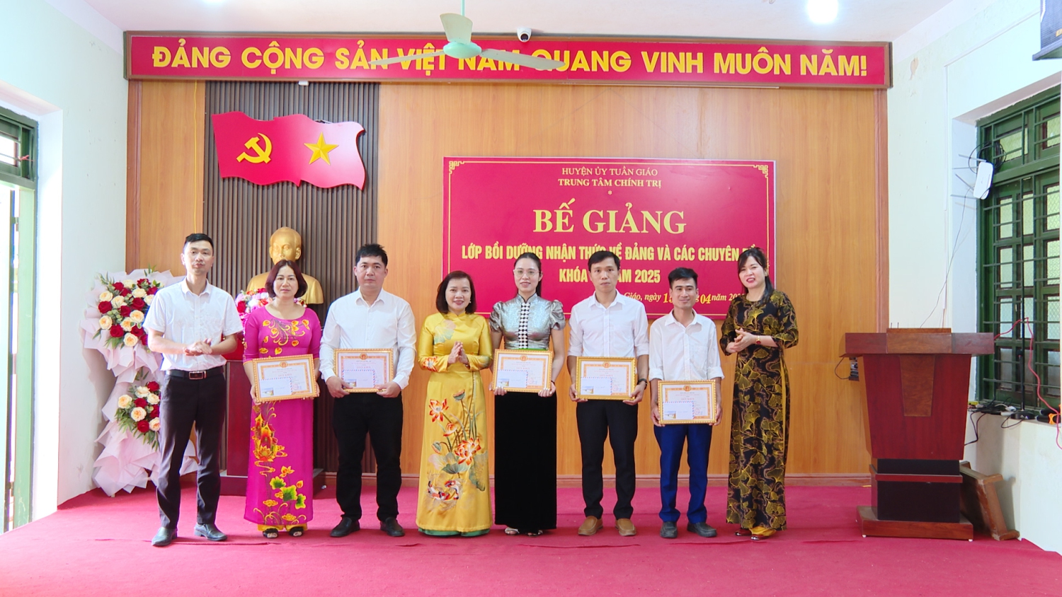 Đồng chí Nguyễn Thị Thảo UVBTV, Trưởng ban Tuyên giáo Dân vận Huyện uỷ Giám đốc Trung tâm Chính trị huyện tặng giấy khen cho các học viên có thành tích xuất sắc trong học tập và rèn lện