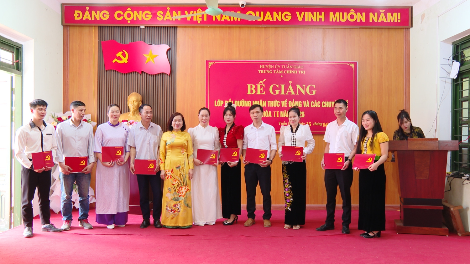 Đồng chí Nguyễn Thị Thảo UVBTV, Trưởng ban Tuyên giáo Dân vận Huyện uỷ Giám đốc Trung tâm Chính trị huyện trao giấy chứng nhận cho các học viên