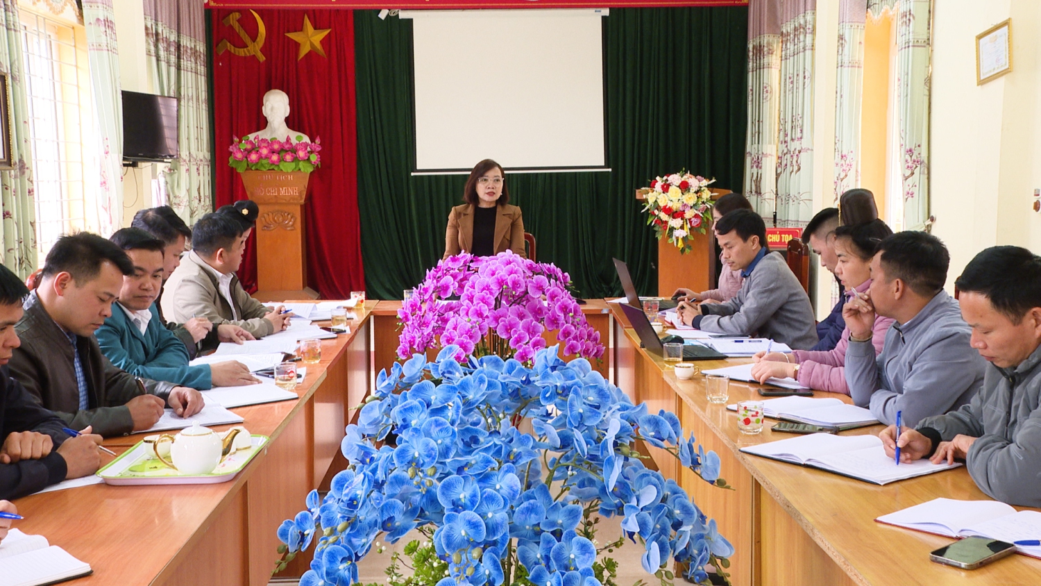 đồng chí Nguyễn Thị Thảo UVBTV, Trưởng Ban Tuyên Giáo và Dân vận Huyện uỷ,, Giám đốc Trung tâm Chính trị huyện phát biểu tại buổi làm việc