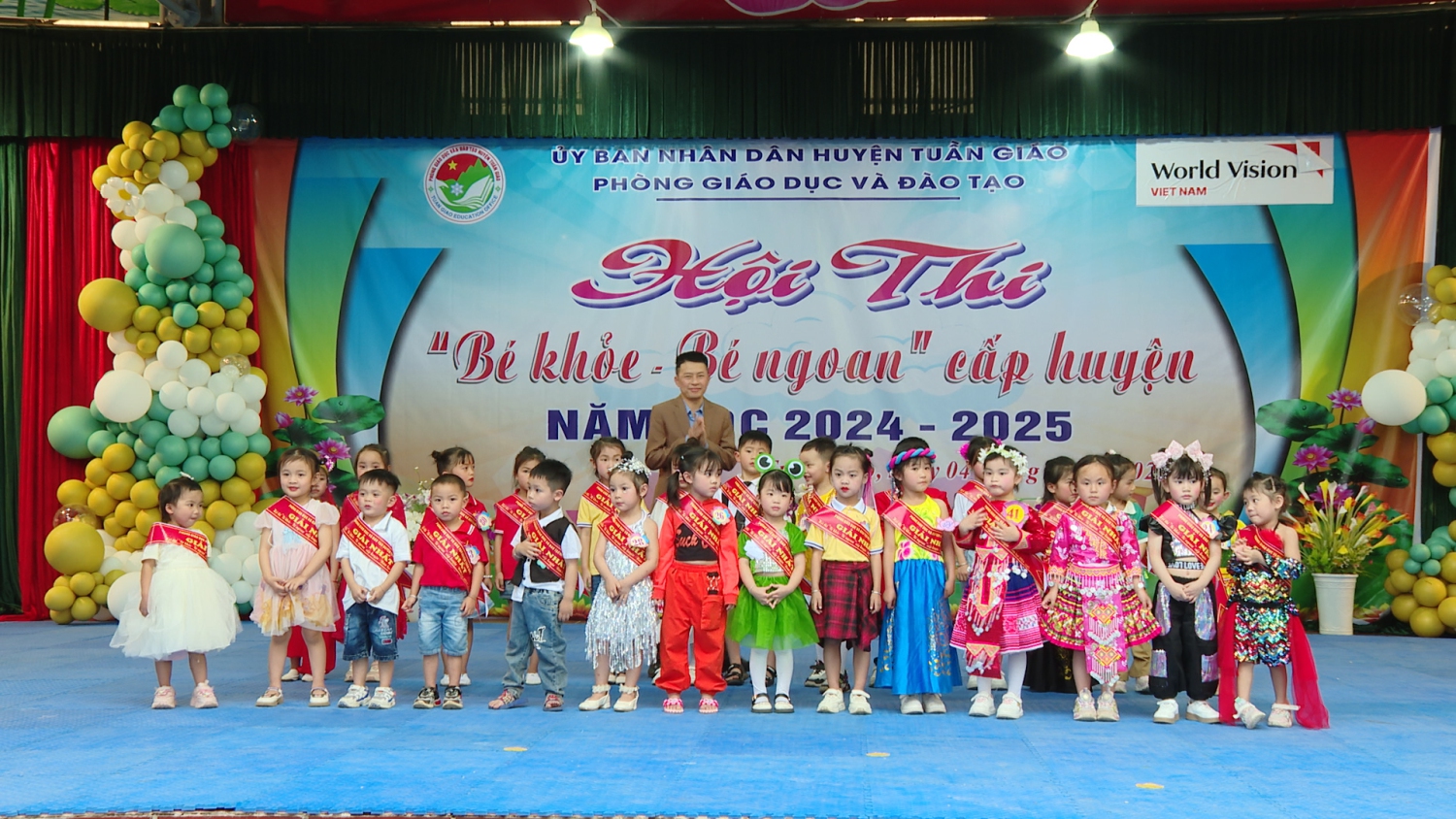 Ông Phạm Trọng An Phó Giám đốc TTVHTTTH huyện trao giải nhất cho các cháu học sinh