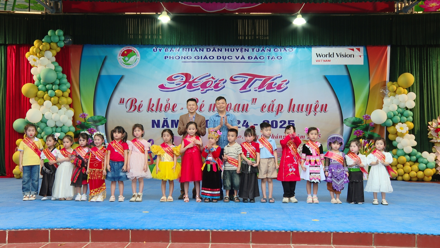 Ông Phạm Văn Tuân Phó Trưởng Phòng GD&ĐT, Ông Phạm Trọng An Phó Giám đốc TTVHTTH huyện trao giải xuất sắc phần năng khiếu cho các cháu học sinh