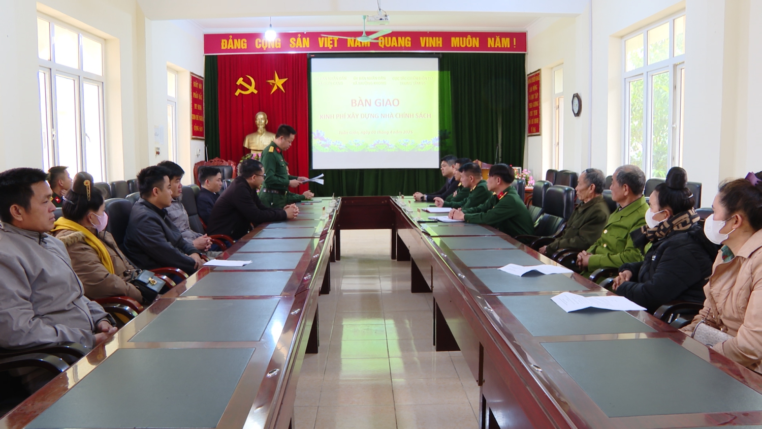 Toàn cảnh buổi trao kinh phí hỡ trợ làm nhà cho gia đình chính sách