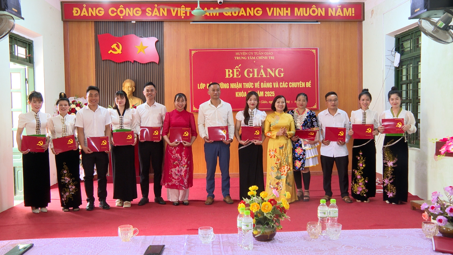 Ảnh ĐC Nguyễn Thị Thảo – UVTV, Trưởng Ban Tuyên giáo và Dân vận Huyện ủy, GĐ TTCT huyện trao giấy chứng nhận cho học viên (4)