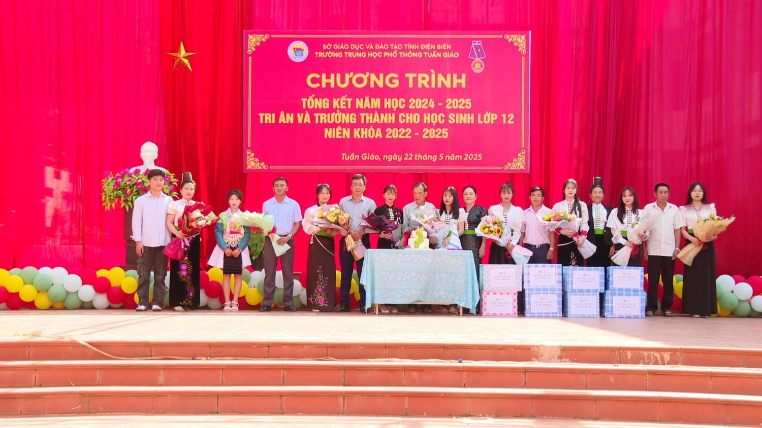 HS khối 12 tặng hoa cho Ban đại diện cho mẹ học sinh