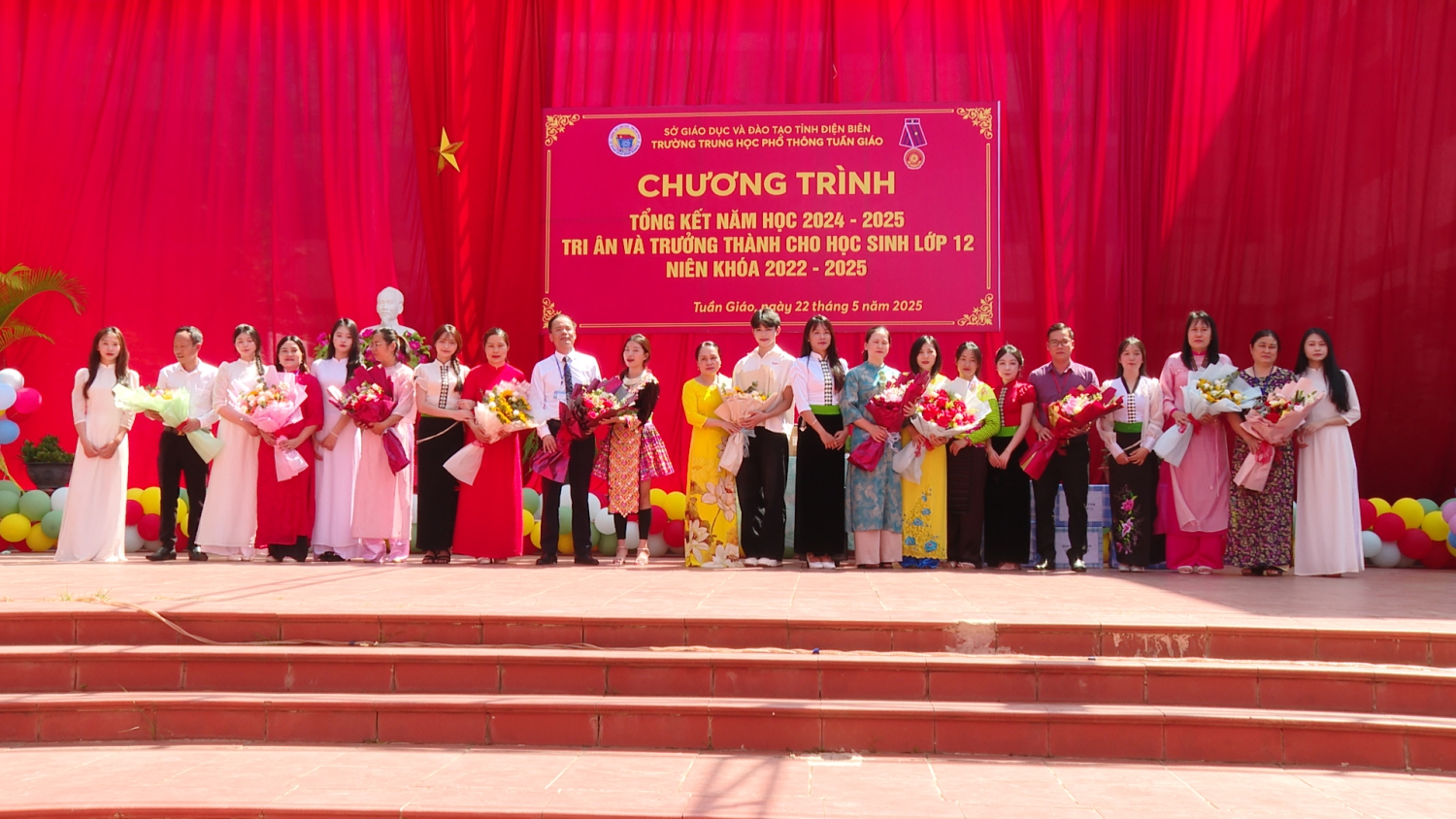 HS khối 12 tặng hoa tri ân các thầy cô giáo