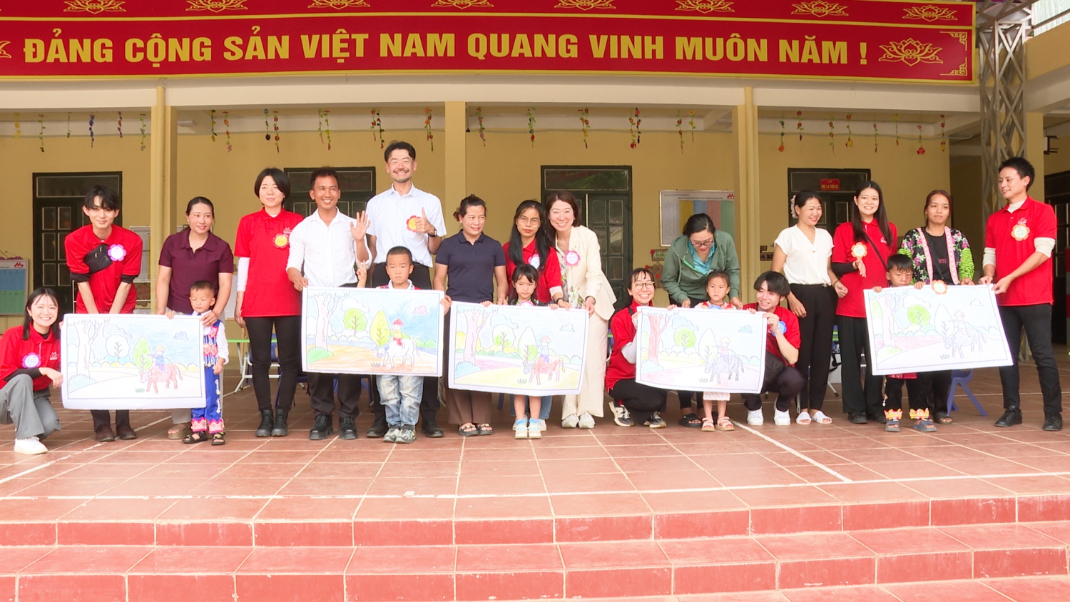 Tham gia trò chơi cùng trẻ tại Trường Mầm Non Pú Nhung Bản Đề Chia B, xã Pú Nhung