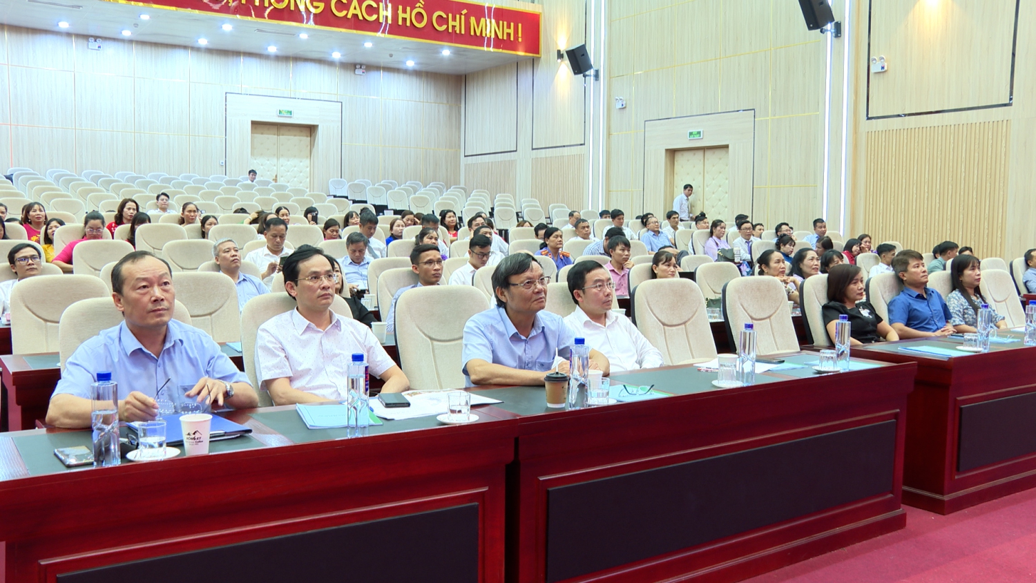 CÁC ĐẠI BIỂU THAM DỰ HỘI NGHỊ