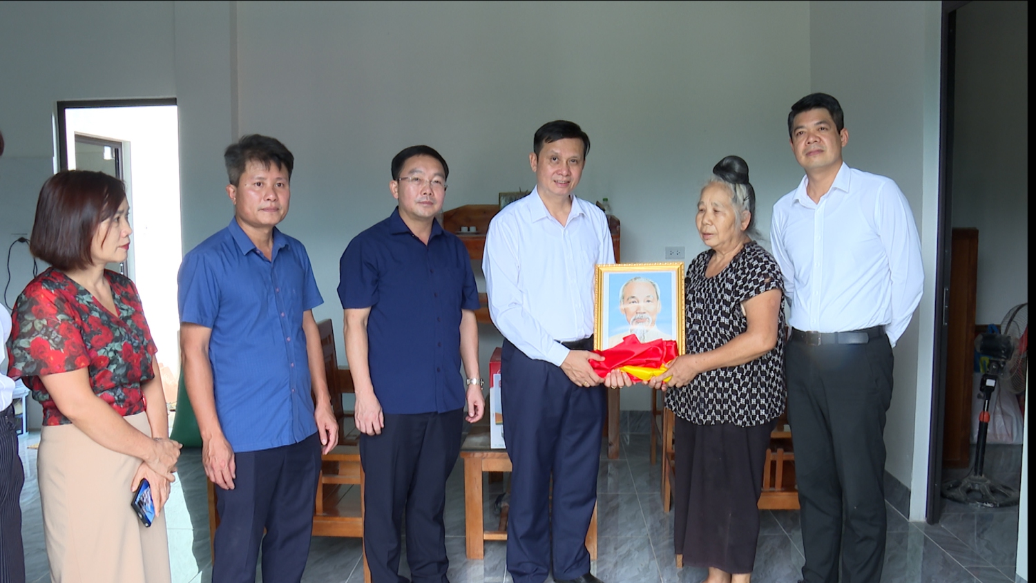 CÁC ĐC LÃNH ĐẠO HUYỆN THĂM TẶNG QUÀ BÀ LÒ THỊ PÍNH BẢNCHIỀNG CHUNG, THỊ TRẤN TUẦN GIÁO