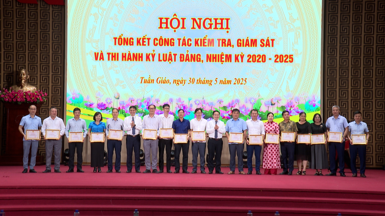 Đ CHÍ ĐINH BẢO DŨNG VÀ ĐC GIÀNG A DẾ KHEN THƯỞNG CHO CÁC CÁ NHÂN
