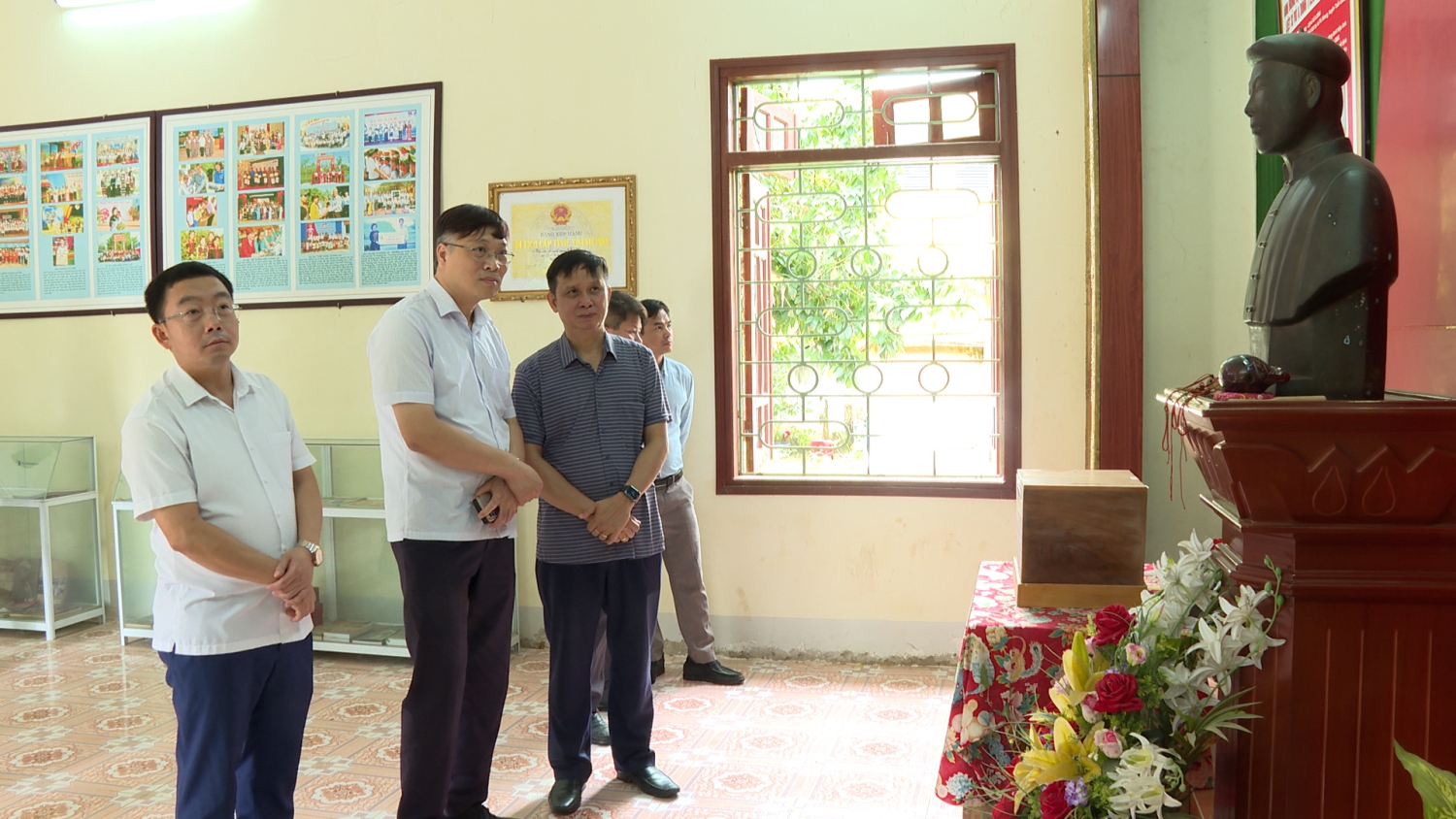 Thăm nhà lưu niệm liệt sĩ anh hùng Vừ A Dính